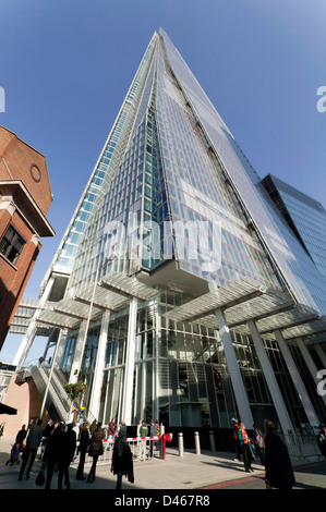 Grand angle de vue du Shard en face de sa mian entrée à côté de la Station London Bridge, Southwalk. Banque D'Images