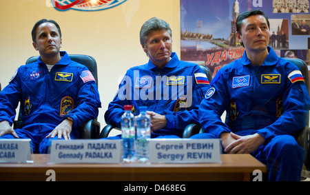 Les membres de l'équipage de l'expédition 29, dont Gennady Padalka et Joseph Acaba, ont tenu une conférence de presse au cosmodrome de Baïkonour au Kazakhstan pour discuter de leur prochaine mission sur la Station spatiale internationale (ISS). L'événement a mis en lumière la coopération en cours entre la NASA et Roscosmos. Banque D'Images
