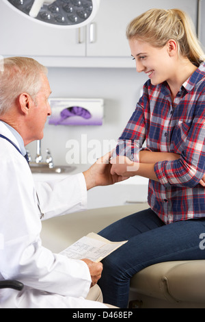 Visites adolescente Bureau du médecin avec la douleur du coude Banque D'Images