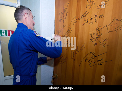Les membres de l'équipage de l'expédition 29, dont l'astronaute Daniel Burbank, se préparent au lancement depuis l'hôtel Cosmonaut à Baïkonour, au Kazakhstan. La mission fait partie des efforts continus de la NASA pour soutenir la Station spatiale internationale avec des missions de longue durée. Banque D'Images
