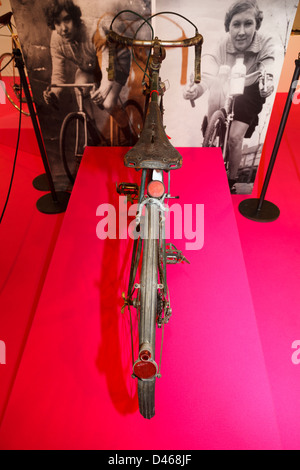 Vieux vélo de course d'Alfonsina Strada la première femme à participer à l'année 1924 Tour de l'Italie Banque D'Images