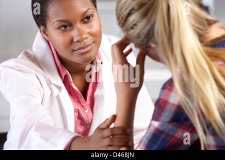 Visites adolescente Bureau du médecin souffrant de dépression Banque D'Images