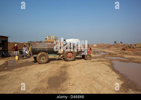 Ouvriers près d'un tracteur et tanker sur un nouveau site de construction dans le district de Mohali Chandigarh Punjab Inde Banque D'Images