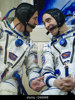 Expédition 29 membres de l’équipage, dont Anatoly Ivanishin et Daniel Burbank, se préparent pour leur mission à bord du vaisseau spatial Soyouz au cosmodrome de Baïkonour au Kazakhstan. Banque D'Images