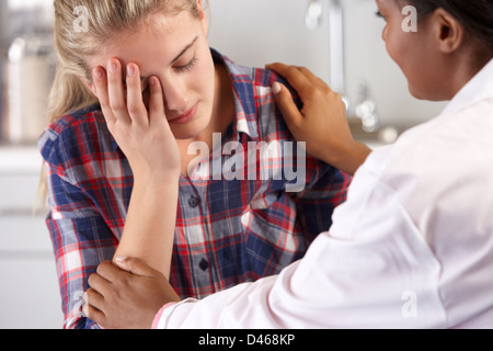 Visites adolescente Bureau du médecin souffrant de dépression Banque D'Images