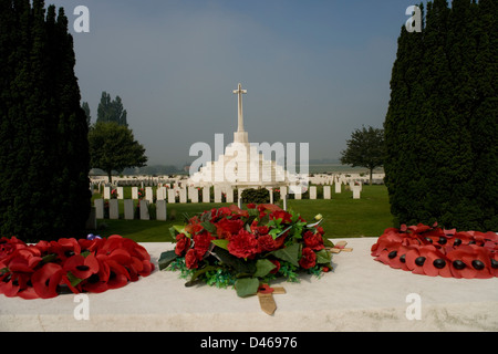 Croix du Sacrifice de Tyne Cot dans la première guerre mondiale cimetière sur la crête de Passchendaele en Flandre Belgique Banque D'Images