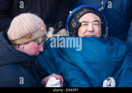 Les membres de l'équipage de l'expédition 29, dont l'astronaute Satoshi Furukawa, retournent sur Terre après leur mission à bord de la Station spatiale internationale, atterrissant au Kazakhstan. Banque D'Images
