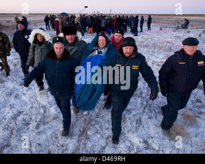 Les membres de l'équipage de l'expédition 29, dont l'astronaute Mike Fossum de la NASA, retournent sur Terre après leur mission à bord de la Station spatiale internationale. La sonde Soyouz atterrit en toute sécurité au Kazakhstan, achevant ainsi son vol spatial. Banque D'Images