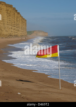 Zone de sécurité pour la baignade drapeau sur East Beach, West Bay Banque D'Images