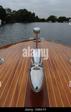 Riva bateaux à moteur classique, Huntingdon Hartford,Angleterre, août 2008. À la recherche de l'autre côté de la proue d'un bateau à moteur Riva Tritone restauré. Banque D'Images