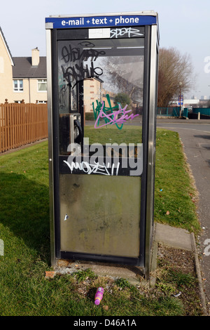 Une cabine téléphonique vandalisés à Glasgow, Écosse, Royaume-Uni Banque D'Images