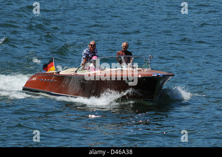 Riva bateaux à moteur classique, le lac de Côme, Italie, juin 2009. Classic vintage Riva bateau croisière sur le lac de Côme, Italie. Banque D'Images