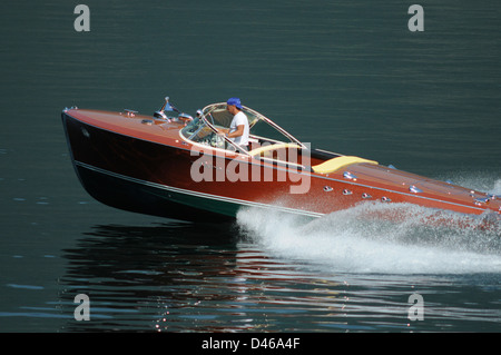 Riva Bateaux à moteur classique, le lac de Côme, Italie, juin 2009. Riva bateau Triton de vitesse est sur le lac de Côme, Italie. Banque D'Images