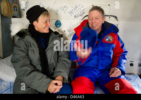 Les membres de l'équipage de l'expédition 29, dont Mike Fossum et Peggy Whitson, ont atterri en toute sécurité au Kazakhstan après avoir terminé leur mission à bord de la Station spatiale internationale. La capsule Soyouz a atterri près de Kustanay, au Kazakhstan, marquant le retour réussi des astronautes. Banque D'Images