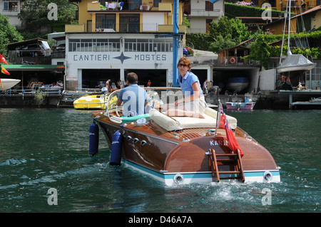 Bateau à moteur Riva Ariston, Lezzeno, Lac de Côme, Italie, juillet 2009. Riva ariston bateau classique renvoie à ses amarres sur le lac de Côme Banque D'Images