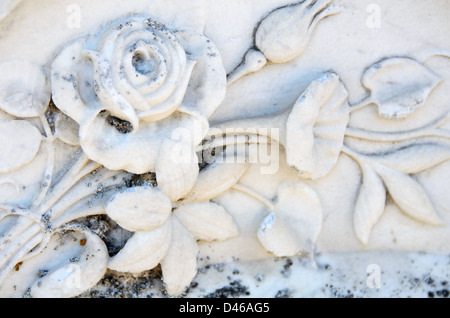 Fleurs sculptées sur une vieille pierre tombale en marbre, Warner, New Hampshire. Banque D'Images