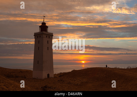 Rubjerg Knude Fyr (Phare), en partie submergé par les dunes de sable, au coucher du soleil Banque D'Images