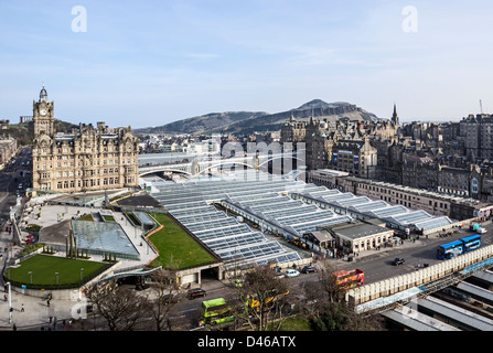 La gare de Waverley nouveau toit vu de la Sir Walter Scott Monument Banque D'Images