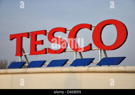 Tesco signes contre un ciel bleu Banque D'Images