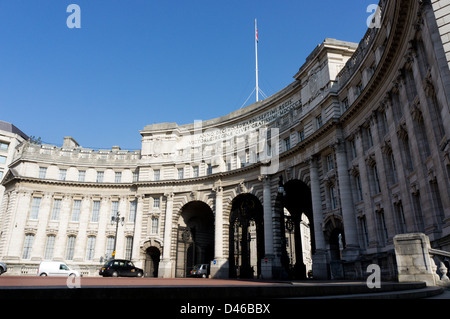 Le trafic transitant via l'Admiralty Arch à l'extrémité est de la Mall, au centre de Londres. Banque D'Images