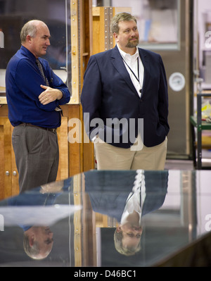 Le technologue en chef de la NASA Mason Peck a visité le Wallops Flight Facility en Virginie pour examiner le développement de technologies de fusée et d'engins spatiaux soutenant des missions de recherche, des essais techniques et des opérations de lancement. Banque D'Images