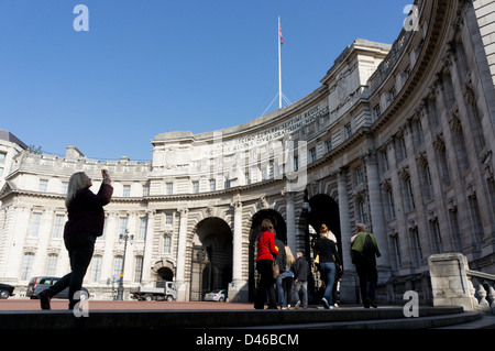 Tourist photographing Admiralty Arch avec une caméra de téléphone portable, Londres. Banque D'Images