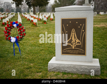 La cérémonie du jour du souvenir de la NASA au cimetière national d'Arlington rend hommage aux astronautes perdus dans l'exercice de leurs fonctions, y compris ceux qui ont été victimes de la catastrophe de la navette spatiale Columbia. Cet événement annuel est un hommage aux sacrifices consentis par ceux qui ont consacré leur vie à l’exploration spatiale. Banque D'Images