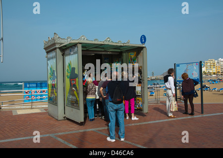 Kiosque d'information touristique le long de la plage de Santa Catalina Las Palmas Gran Canaria island Espagne Banque D'Images