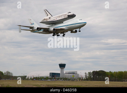 La navette spatiale Discovery survole le Steven F. Udvar-Hazy Center en Virginie, aux États-Unis, à bord d'un 747 Shuttle Carrier Aircraft (SCA). La navette Discovery a été retirée après 39 missions et est maintenant hébergée à la Smithsonian institution. Banque D'Images