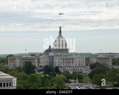Space Shuttle Discovery survole Washington D.C. à bord du Shuttle Carrier Aircraft, passant devant des monuments emblématiques, notamment le Capitole des États-Unis et la Smithsonian institution, marquant la retraite de la navette. Banque D'Images