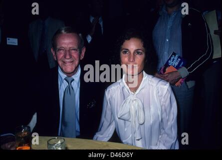 FRED ASTAIRE avec épouse Robyn Smith.k-5135eg.(Image Crédit : © Ed Geller/Photos/ZUMAPRESS.com) Globe Banque D'Images