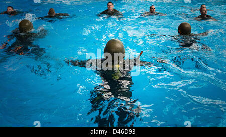 Les étudiants de l'US Marine Corps des Marines durant les exercices de sauvetage d'instructeur de natation le 5 mars 2013 au Marine Corps Base Camp Lejeune, en Caroline du Nord. Banque D'Images