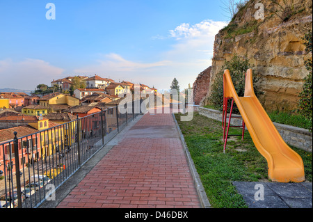 Faites glisser les enfants jaune sur les jeux pour enfants dans la petite ville de Diano d'Alba dans le Piémont, Italie du Nord. Banque D'Images