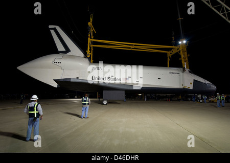 La navette spatiale Enterprise est accouplée avec le Shuttle Carrier Aircraft (SCA) à l'aéroport international Washington Dulles pour le transport vers sa destination finale. Cela marque un moment important dans l'histoire du programme de navettes. Banque D'Images