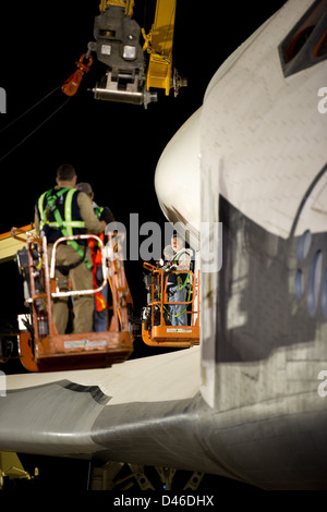 La navette spatiale Enterprise est accouplée à l'avion porte-navette (SCA) pour être transportée vers son nouvel emplacement d'exposition. Le processus d'accouplement assure un transport sûr pour le vaisseau spatial retiré. Banque D'Images