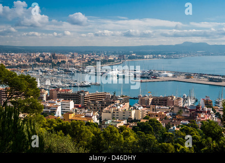 Palma, Majorque, Espagne,Europe : Aperçu de la ville et le port de l'ancien château Banque D'Images