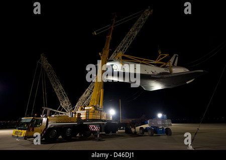 La navette spatiale Enterprise est accouplée à l'avion transporteur-navette (SCA) de l'aéroport international de Dulles. Cet événement faisait partie des préparatifs du dernier vol de retraite de la navette. Banque D'Images