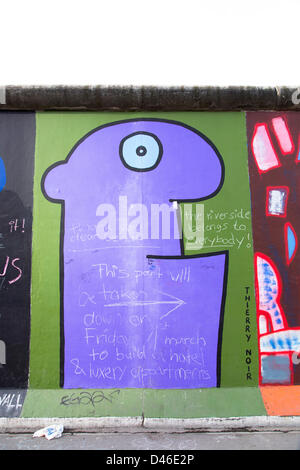 Berlin, Allemagne. 6 mars 2013. La East Side Gallery est la plus grande galerie d'art en plein air dans le monde et en vertu de l'actuelle protestation mondiale en termes de la suppression de plusieurs segments du mur de Berlin pour permettre la construction d'un hôtel de luxe en Mars 06, 2013 à Berlin. Credit : mezzotinte alamy / Alamy Live News Banque D'Images