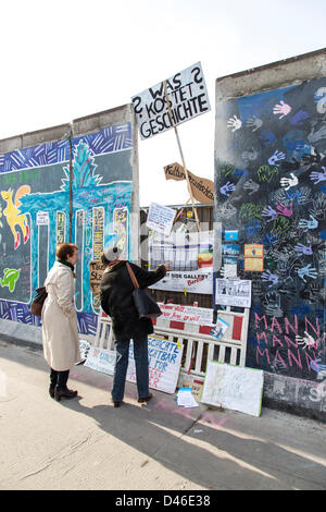 Berlin, Allemagne. 6 mars 2013. La East Side Gallery est la plus grande galerie d'art en plein air dans le monde et en vertu de l'actuelle protestation mondiale en termes de la suppression de plusieurs segments du mur de Berlin pour permettre la construction d'un hôtel de luxe en Mars 06, 2013 à Berlin. Credit : mezzotinte alamy / Alamy Live News Banque D'Images