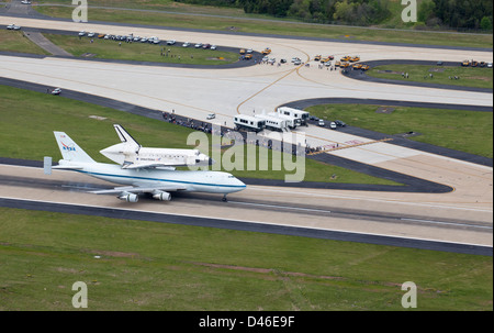 La navette spatiale Discovery a atterri à l'aéroport international de Dulles après avoir terminé sa mission finale. La navette a volé au sommet du 747 Shuttle Carrier Aircraft (SCA) jusqu'à son nouveau domicile au Smithsonian. Banque D'Images