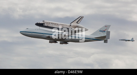 La navette spatiale Discovery survole l'aéroport international de Dulles au sommet d'un 747 Shuttle Carrier, marquant son dernier voyage. Banque D'Images