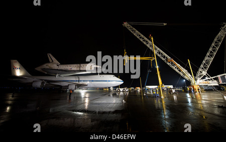 La navette spatiale Discovery, montée sur le 747 Shuttle Carrier, a été préparée pour la démolition à l'aéroport international Washington Dulles en Virginie. La navette était transportée pour être exposée. Banque D'Images