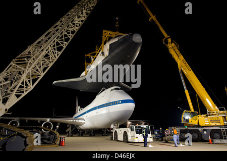 La navette spatiale Enterprise est accouplée au Shuttle Carrier Aircraft (SCA) de l'aéroport international de Dulles en Virginie, dans le cadre de son transport vers un musée pour exposition publique. Banque D'Images