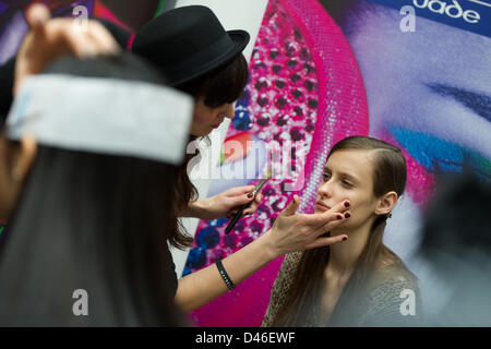 Paris, France. 6 mars, 2013. Backstage pendant le défilé de mode de l'allusion FallWwinter 2013/2014 collection présentée lors de la Paris Pret-a-Porter Fashion Week, Paris, 6 mars 2013. Le Paris pret-a-porter défilés de fonctionner jusqu'au 6 mars 2013. Photo : Jan Haas/photo de l'alliance/Alamy Live News Banque D'Images