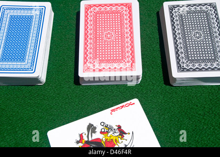 Tourné de trois différentes couleurs complet cartes de poker avec un joker rouge. Banque D'Images