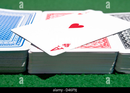 Trois différentes couleurs, jeux de cartes à jouer avec Ace of Hearts sur eux. Banque D'Images