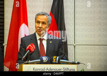 Berlin, Allemagne. 6 mars, 2013. Vice-Premier Ministre turc Bülent Arinç donne un discours sur la Vision 2023 du gouvernement turc et l'Europe. La session a été arrêtés par certains manifestants de TGB (Union des Jeunes Turcs) contre la politique actuelle de la Turquie.Crédits : Crédit : Gonçalo Silva / Alamy Live News. Banque D'Images