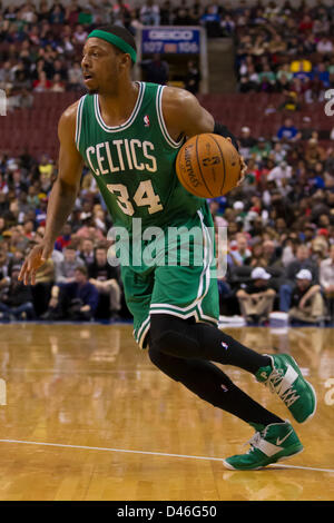 5 mars 2013 : Boston Celtics Paul Pierce petit (34) en action avec le ballon au cours de la NBA match entre les Boston Celtics et les Philadelphia 76ers au Wells Fargo Center de Philadelphie, Pennsylvanie. Les Boston Celtics battre les Philadelphia 76ers, 109-101. Banque D'Images