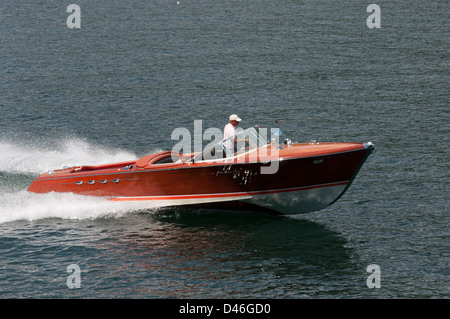 Riva Aquarma, Lac de Côme, dans le Nord de l'Italie,juillet 2010. Classic vintage Riva Aquarama traversant le lac de Côme en Italie du Nord. Banque D'Images