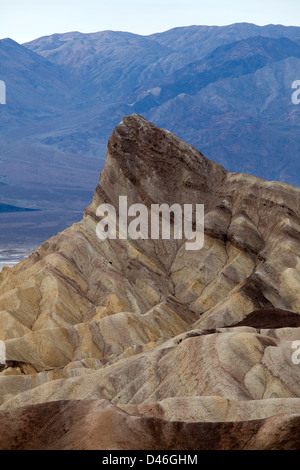 Avis de Manly Beacon de Zabriskie point, montrant circonvolutions, la texture, la couleur et les contrastes dans la roche érodée Banque D'Images